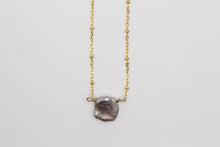 Load image into Gallery viewer, Pearl Keshi Raven Gold Necklace